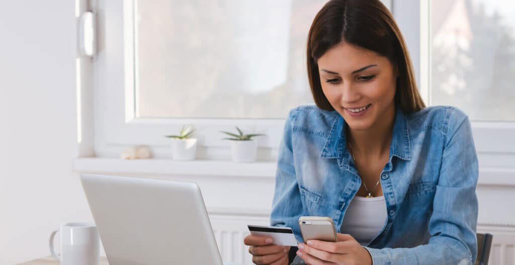 Bureau d'étudiant organisé avec ordinateur portable affichant une interface de virement automatique